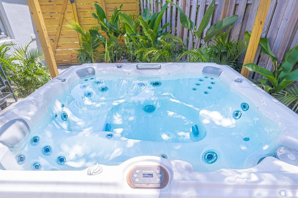 فيلا House With A Hot Tub ! Only 10 Mins To The Beach Biscayne Park المظهر الخارجي الصورة