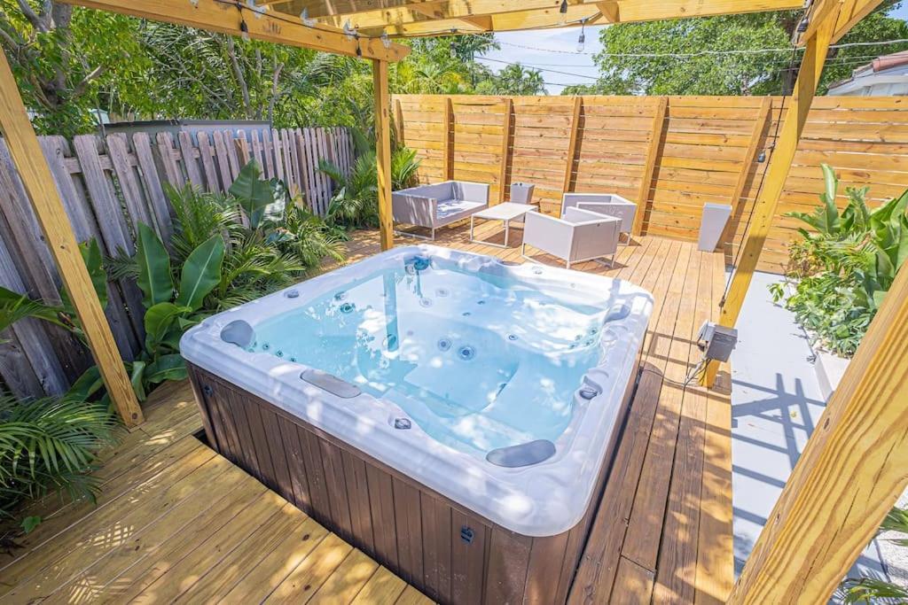 فيلا House With A Hot Tub ! Only 10 Mins To The Beach Biscayne Park المظهر الخارجي الصورة