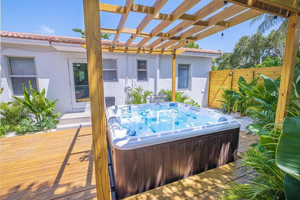 فيلا House With A Hot Tub ! Only 10 Mins To The Beach Biscayne Park المظهر الخارجي الصورة