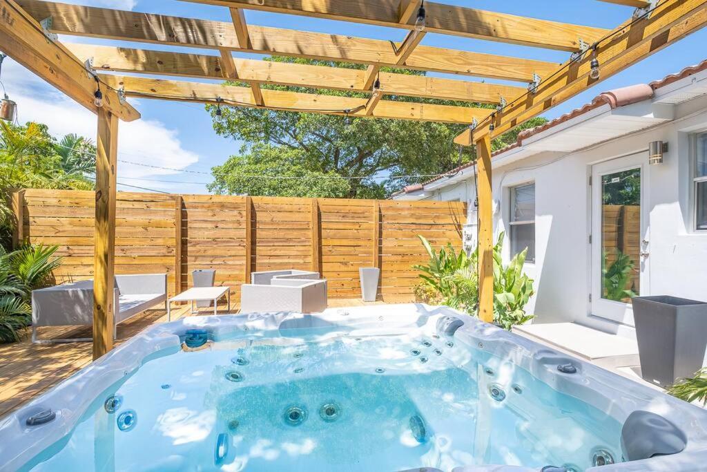 فيلا House With A Hot Tub ! Only 10 Mins To The Beach Biscayne Park المظهر الخارجي الصورة