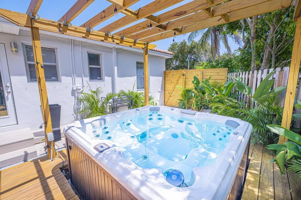 فيلا House With A Hot Tub ! Only 10 Mins To The Beach Biscayne Park المظهر الخارجي الصورة